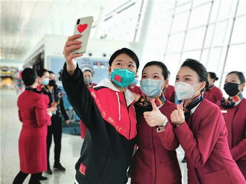 湖北分公司员工：相拥瞬间，我们早已成为家人