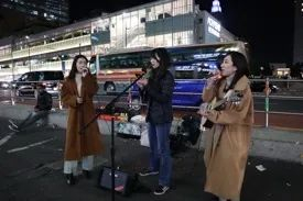 &nbsp;中田彩香（中）等在东京街头演唱。受访者供图