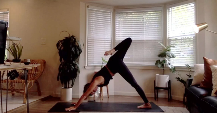 图5：美国教练凯蒂·贝基(Katie Baki)在Zoom上教授瑜伽课
