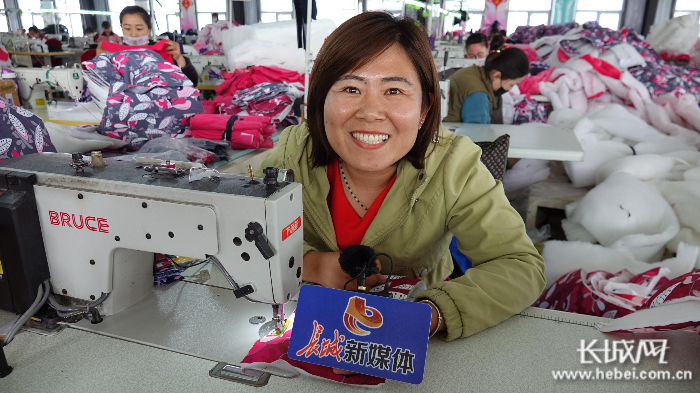 在扶贫微工厂打工的刘会敏靠自己的劳动增收致富，感觉很满足。 