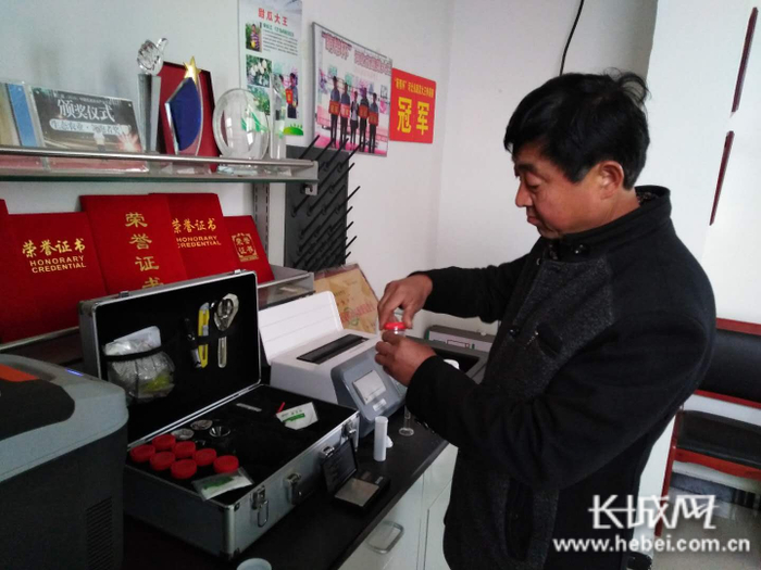 宋长江正在对产品农残进行检测。 郭庆敏 摄