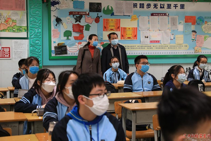 市纪委监委驻市教育局纪检监察组在市第十四中学开展开学督查