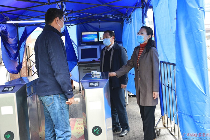 市纪委监委驻市教育局纪检监察组在市第三中学开展开学督查