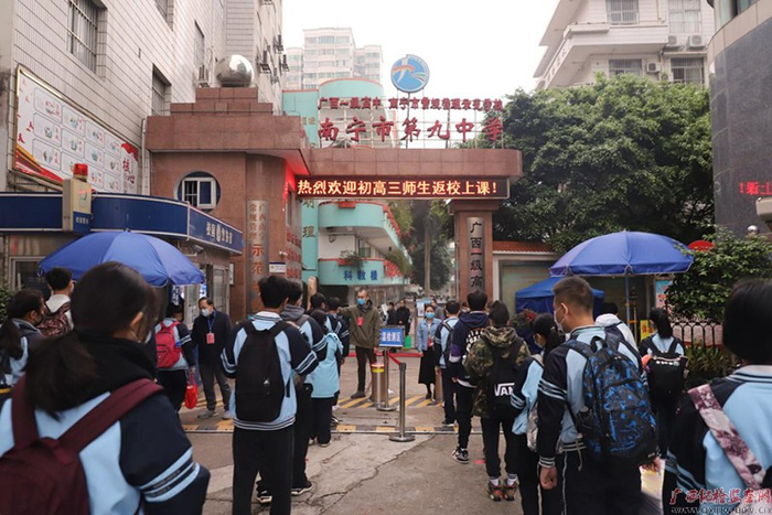 市第九中学学生依次量体温有序进校园  （摄影  梁艳艳）