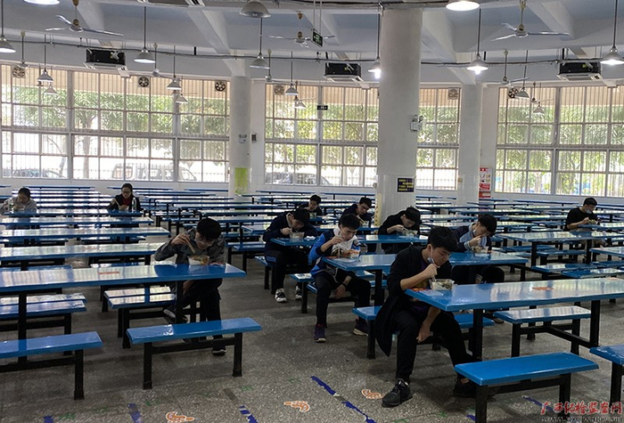 市第二中学凤岭校区实行错时开餐，学生们在食堂指定座位进餐 （摄影  柯志强）
