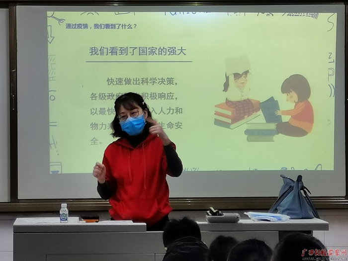 南宁沛鸿民族中学宋玉老师在开学第一课上进行爱国主义教育  （摄影  罗民昌）
