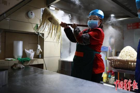  4月1日清晨，武汉王记牛杂馆杨国华正在做热干面。中青报·中青网见习记者 鲁冲/摄