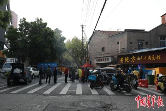 4月5日，武汉铭新街，早餐店门前排起了长队。中青报·中青网见习记者 鲁冲/摄