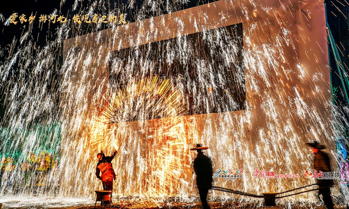 《打树花》拍摄于沧州市任丘城区。杜江云 摄