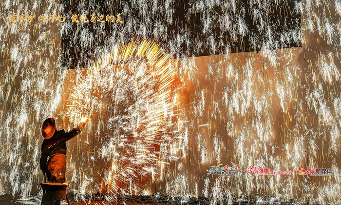 《打树花》拍摄于沧州市任丘城区。杜江云 摄