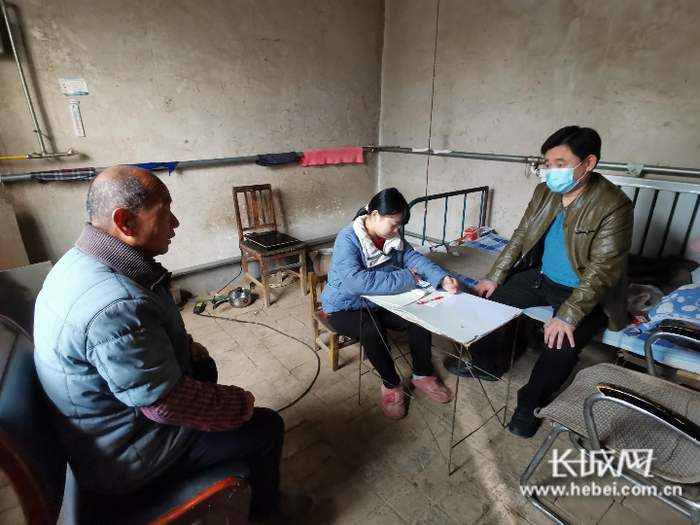 帮扶责任人在周兰柱家了解情况。樊加伟 供图