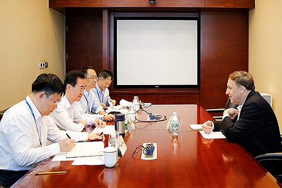 2019年6月，王健林会见AMC的CEO亚当·阿伦。图片来源：万达集团官网