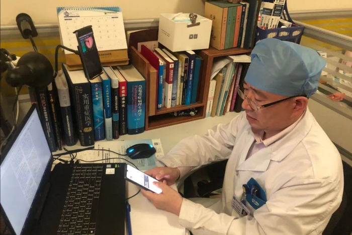 哈尔滨医科大学附属第二医院重症医学科副主任医师曲晶东坚守岗位