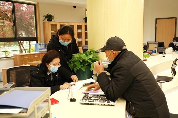 群众在浙江省安吉县社会矛盾纠纷调处化解中心大厅反映问题