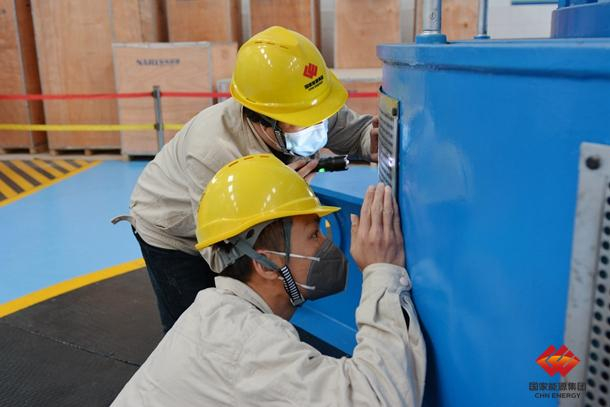 该公司运行工认真查看机组推力油槽是否有漏油现象