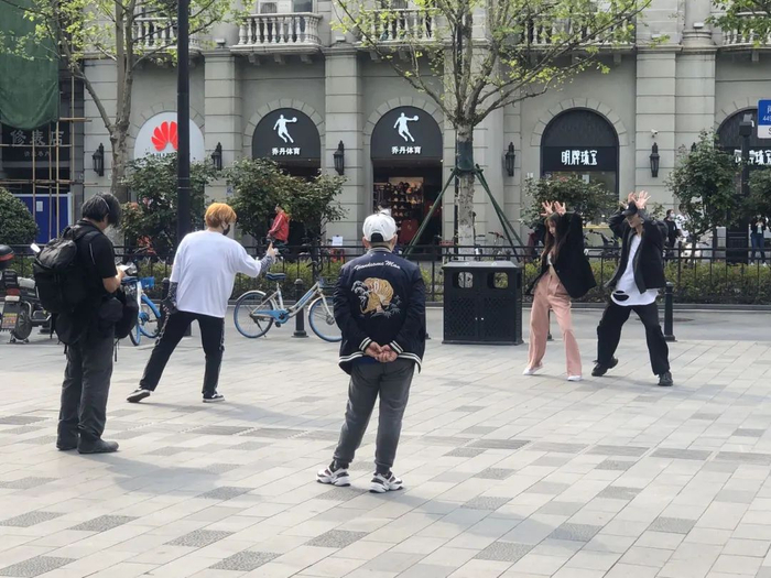 江汉路上，一对漂亮的男女大方地跳着街舞。