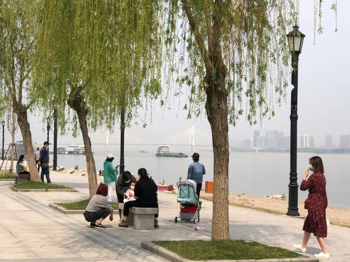 4月7日，汉口江滩，迫不及待的人们已经出来江边活动了。