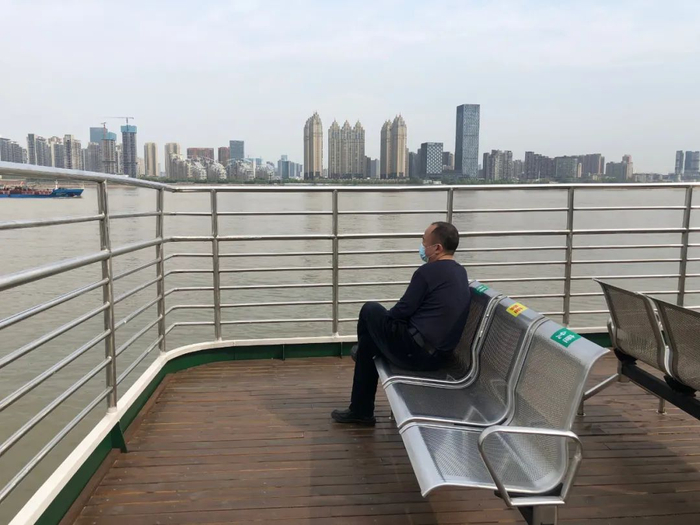 陈都，家住武昌，是跟我一样为了给自己一个解封仪式感而来乘坐轮渡的武汉人。