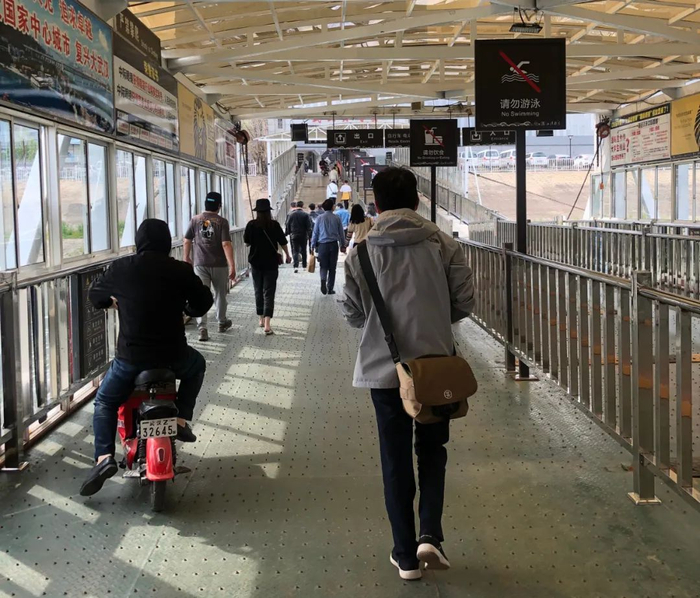 轮渡是儿时的记忆。4月8日，我跟着人流乘坐开往江汉路等商业街的游轮。