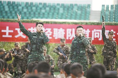 武警部队忠诚卫士文艺轻骑队赴基层部队为兵服务场景。漆锡 摄