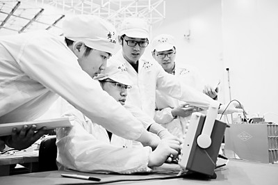 &nbsp;&nbsp;&nbsp;&nbsp;紫丁香学生微纳卫星团队在日常测试现场。资料图片