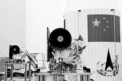 　　月球轨道超长波天文观测微卫星（龙江一号、龙江二号）在西昌卫星发射中心与支撑舱对接现场。资料图片