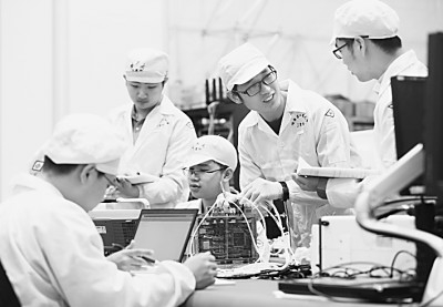 紫丁香学生微纳卫星团队对绕月微卫星进行测试。资料图片