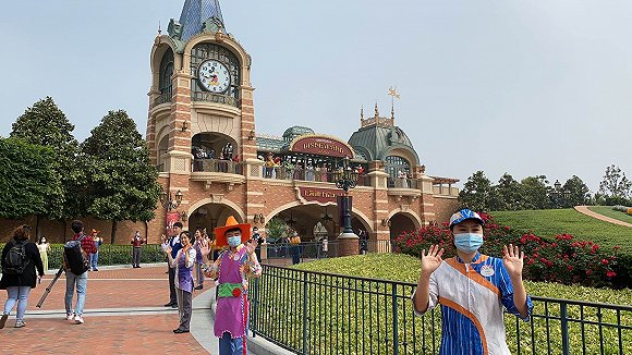 佩戴口罩的工作人员。图片拍摄：刘雨静