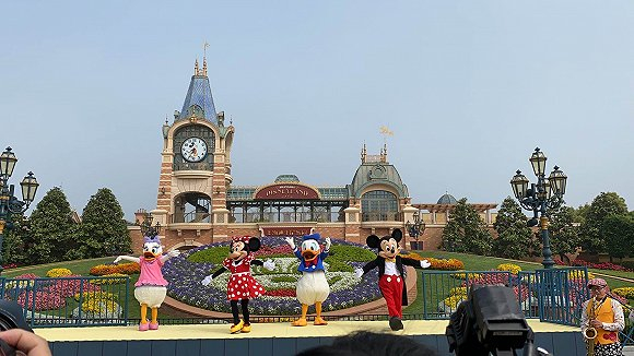 迪士尼朋友在欢迎游客。图片拍摄：刘雨静