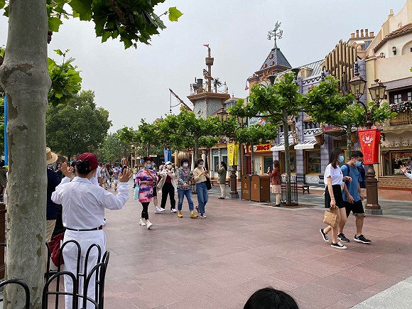 初入园的游客。图片拍摄：刘雨静