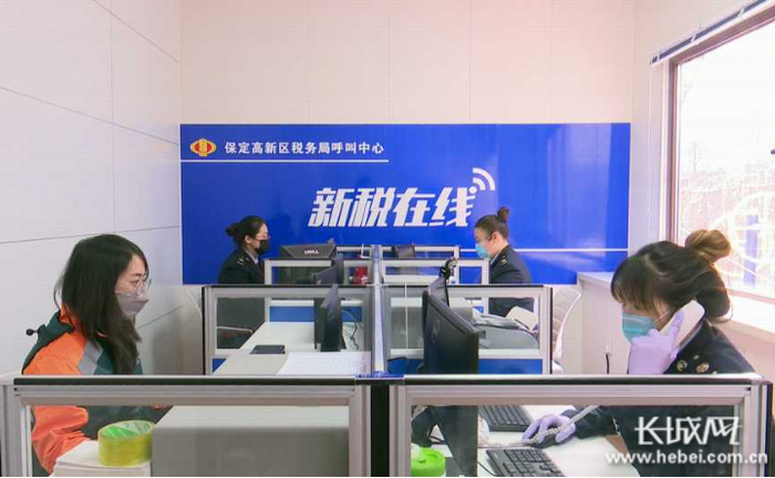 高新区税务局“新税在线”智能中心税务人员正在解答政策咨询。周子龙 供图