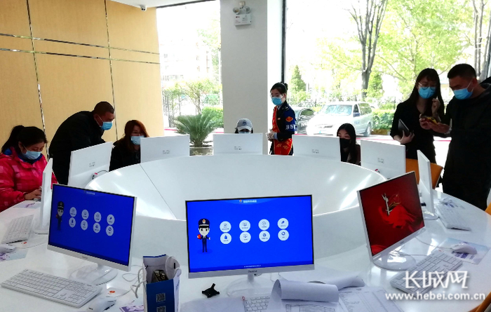 纳税人通过智能办税终端自助办理业务。周子龙 供图