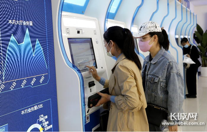 纳税人在无人智能办税厅自助领取发票。周子龙 供图