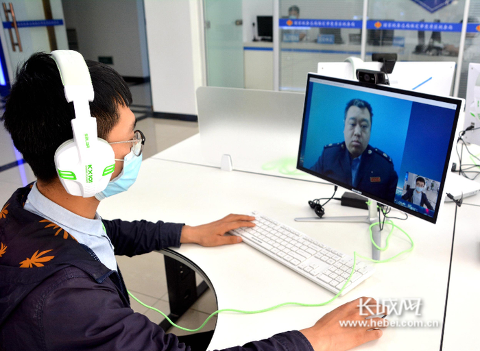 纳税人在无人智能办税厅进行“非接触”办税。周子龙 供图