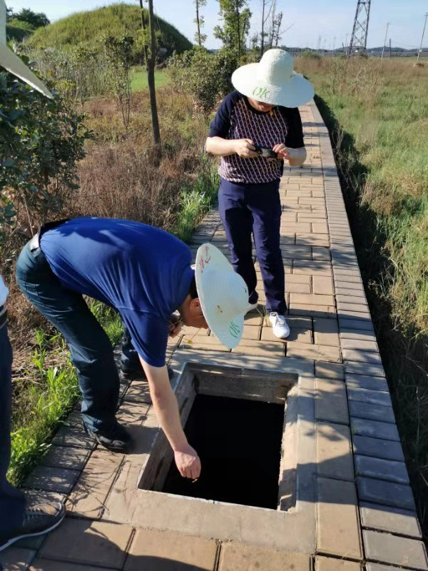 环保督察组在湖南省衡阳水口山镇测试渠道水 图片来源：生态环境部