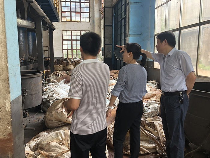 环保督察组对长沙矿冶院氧化锰厂进行现场督察 图片来源：生态环境部