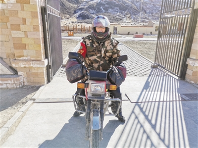 油葫芦管护站管护员李德贞准备去巡山  本报记者 尹耀增摄