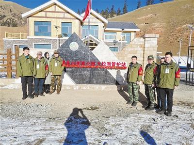 祁连县大拉洞村2019年新建的管护站和管护员  记者 尹耀增摄
