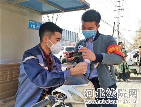 金中路正核对出入人员健康通行码。高继光 摄