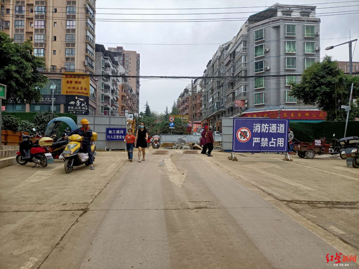  ↑事发道路路口放置了警示牌。