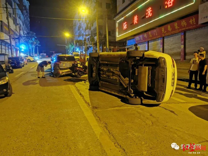  ↑一辆小轿车因阻碍消防车通行被群众掀翻在路边。