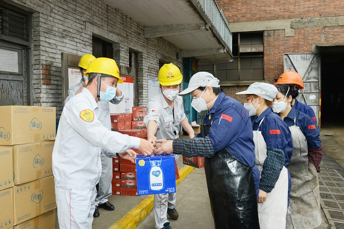 铸造二厂厂长罗永为员工送去慰问