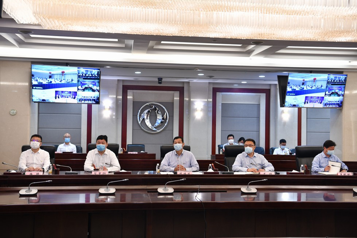 竺延风、尤峥在武汉会场出席“5G+无人驾驶赋能智慧港口”云发布会 吴杨/摄