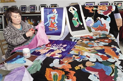 堆绣——碎布上的浮雕艺术。资料图片