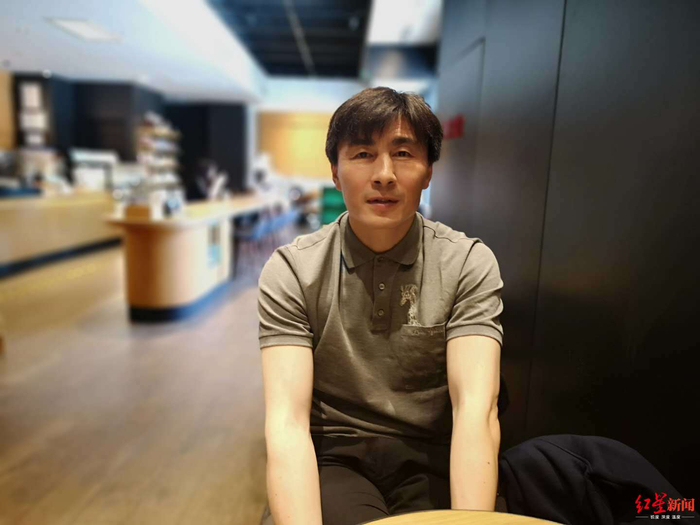 ↑ 李玮锋接受红星新闻专访