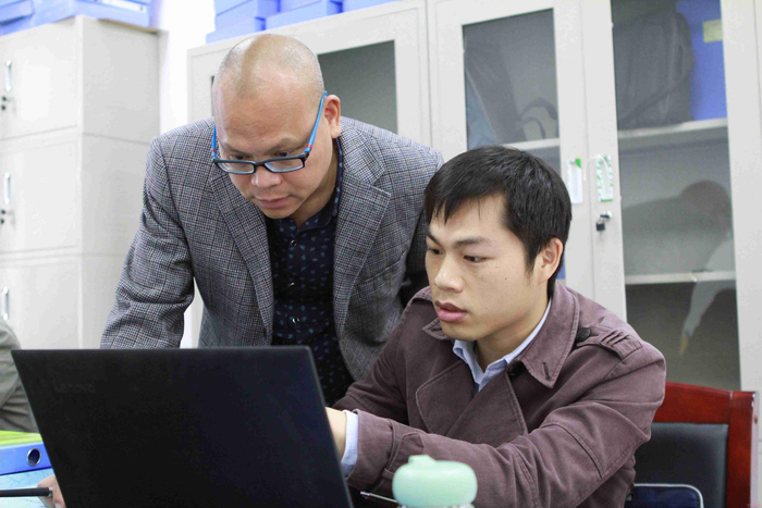 陈立东（左）在指导年轻干部纪检监察业务