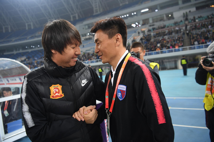 ↑ 上赛季联赛，李玮锋和李铁赛前寒暄
