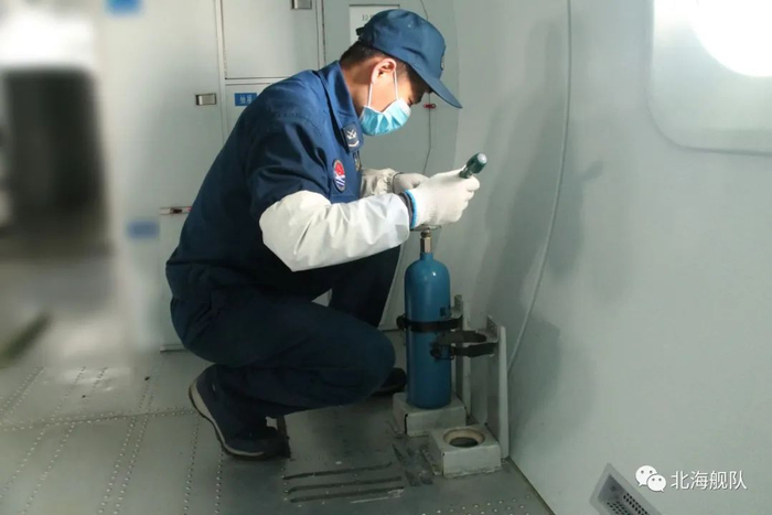 ▲对机载救生设备进行校验