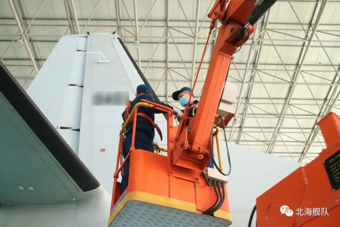 ▲高空作业，检查飞机尾部某部件