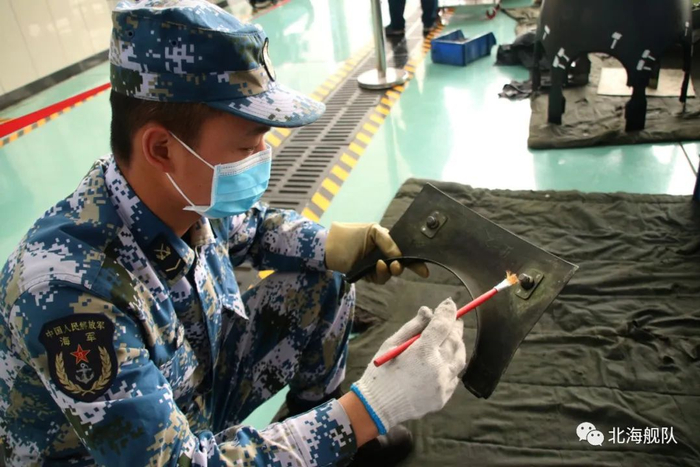 ▲涂油润滑，防止在今后的使用过程中腐蚀、生锈